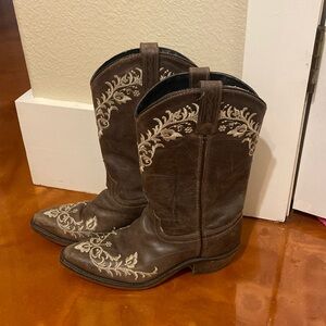 Cowgirl Boots with thread design
